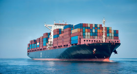 Ein voll beladenes Containerschiff auf dem Meer. 