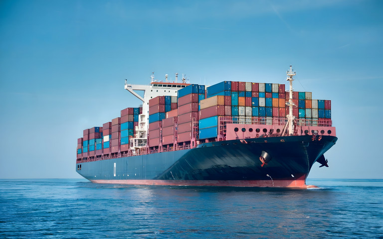 Ein voll beladenes Containerschiff auf dem Meer. 