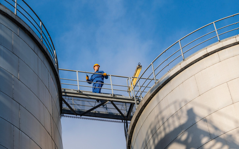 Ein Mitarbeiter auf einer BASF-Anlage