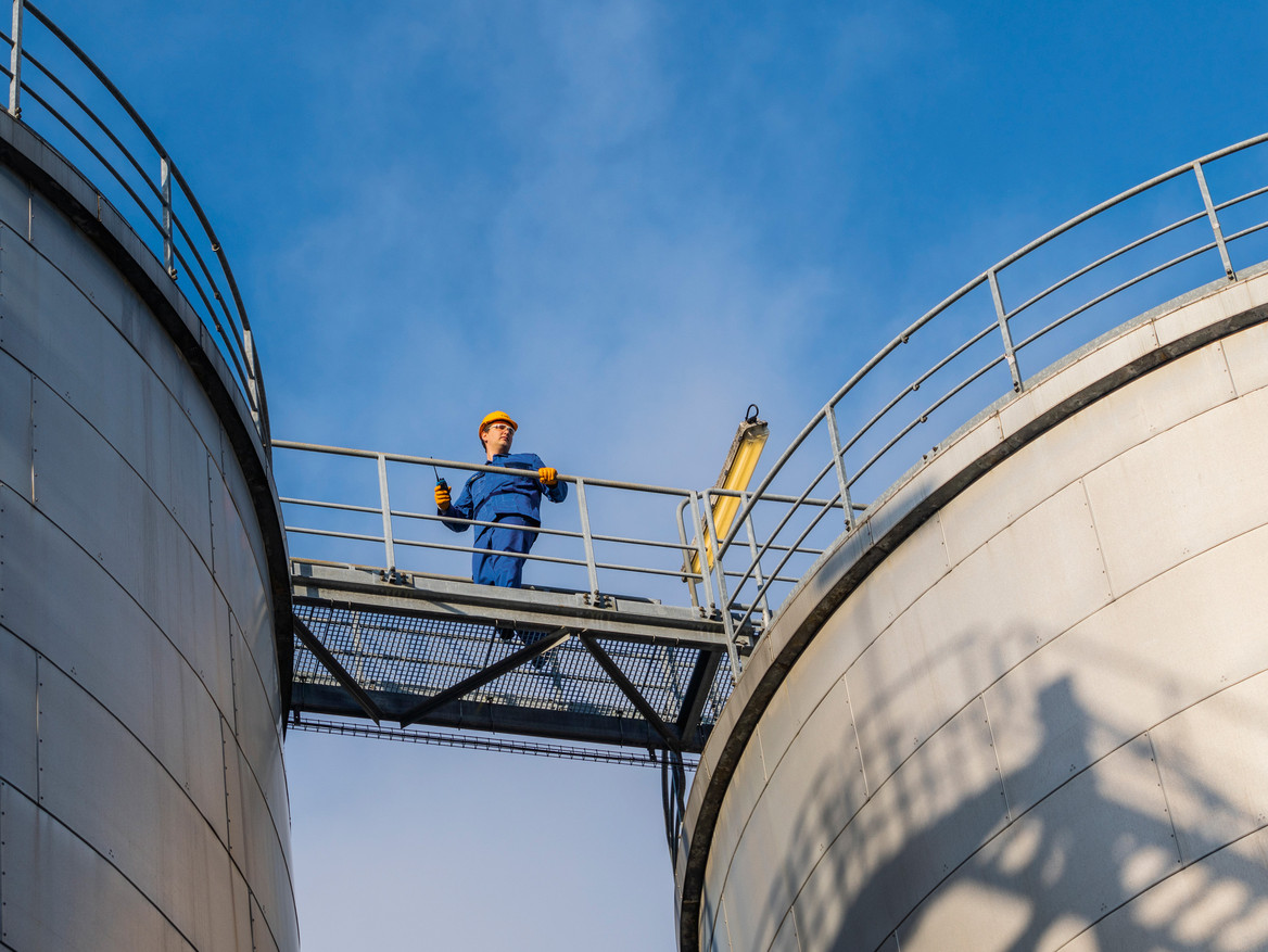 Ein Mitarbeiter auf einer BASF-Anlage
