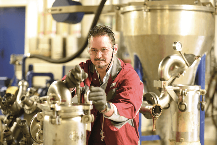 Sohn: Dirk Lambrich arbeitet als Chemikant und feiert dieses Jahr 35. Firmenjubiläum. Fotos: Peter Wirtz