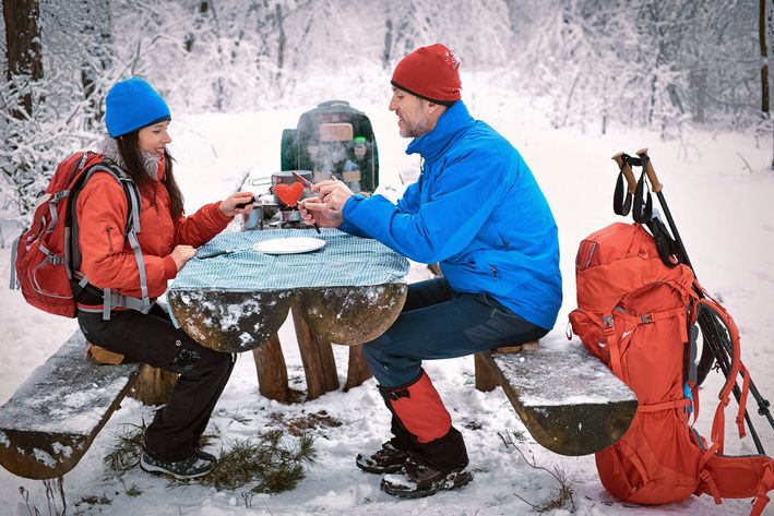 Picknick im Schnee. Foto: AdobeStock.