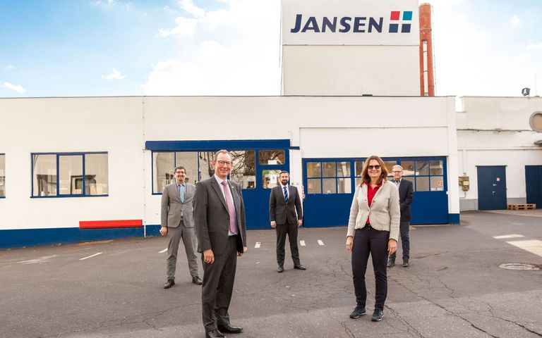Mechthild Heil, Peter Jansen, Dr. Christof Walter, Lucas Schmidt-Weihrich und Heinrich Krebsbach stehen vor dem Jansen-Fabrikgebäude. Foto: Jansen