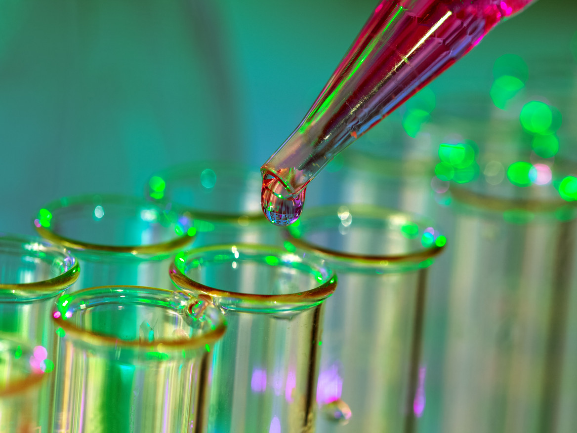 Ein gutes Umfeld für die Forschung zahlt sich aus Forschungssituation ganz nah: Pipette und Reagenzgläser