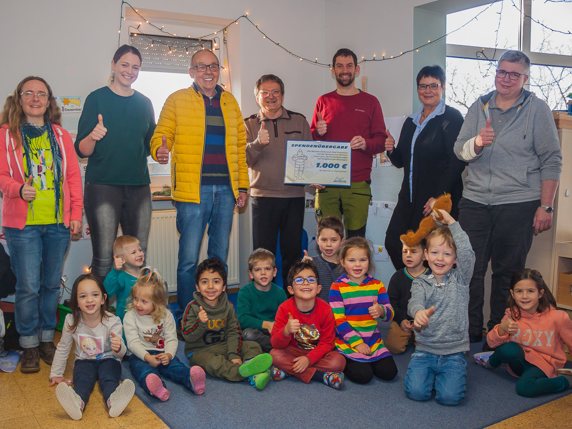 Erwachsene und Kinder in der Kita Monzingen