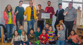 Erwachsene und Kinder in der Kita Monzingen