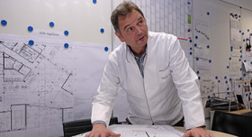 Wirtschaftsleiter Valentin Koch plant seine Küchen bis ins letzte Detail.