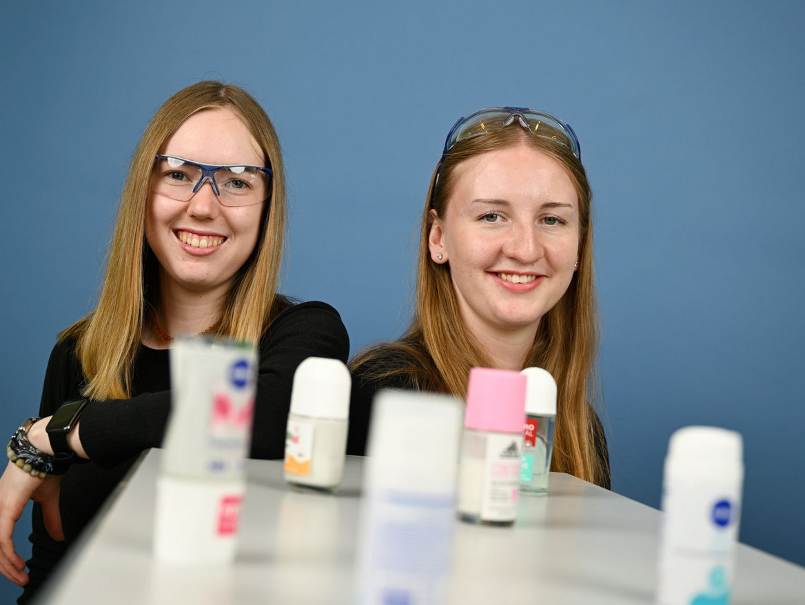 Nike Remde (18, rechts) und Maike Zöllner (18) vom Cusanus-Gymnasium Wittlich