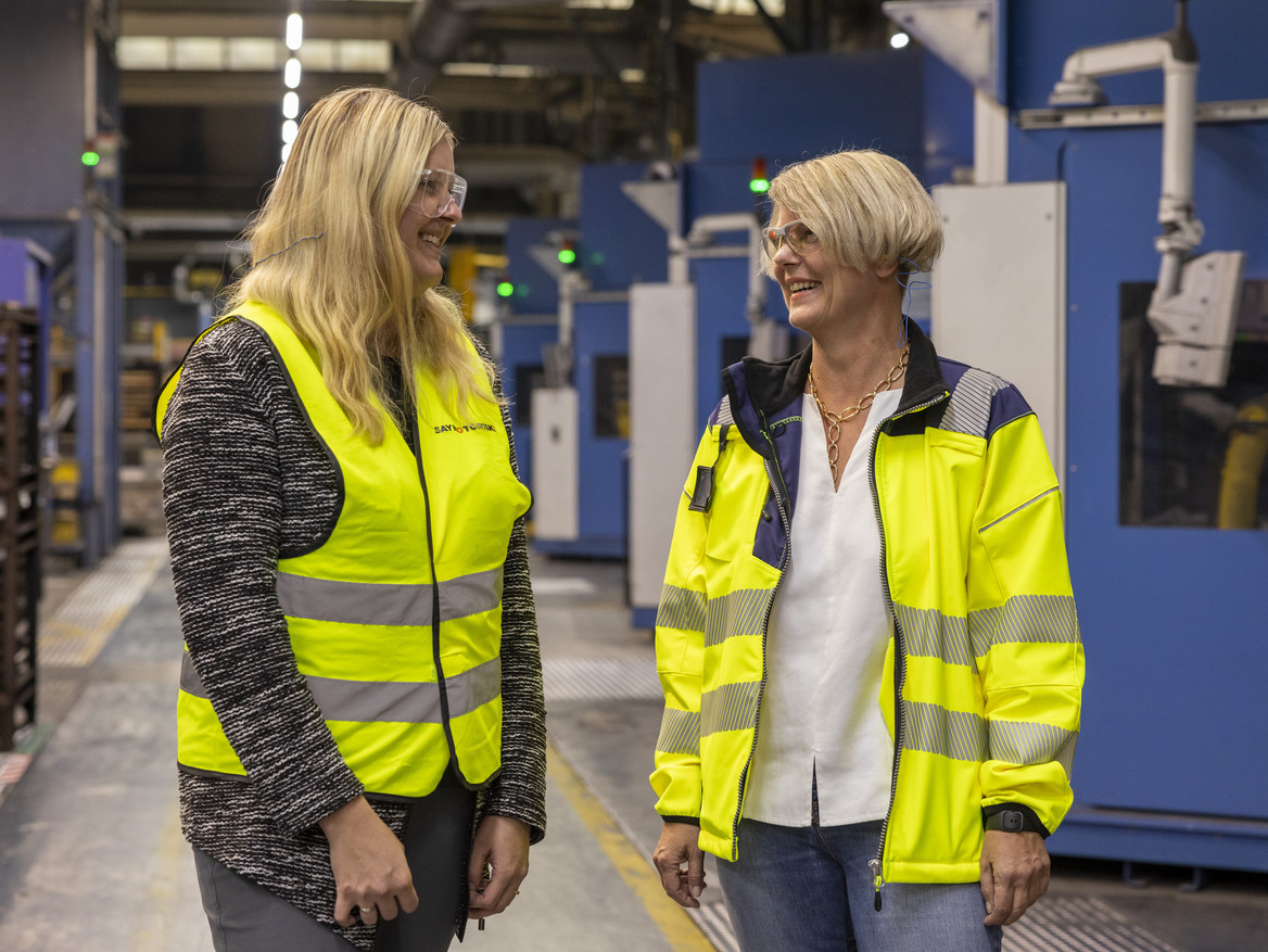 Anja Stommel, CI-Coach und Ideeenmanagerin beim Unternehmen TMD Friction in Hamm (Sieg), läuft mit einer Kollegin durch die Produktion. 