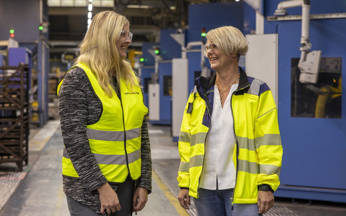 Anja Stommel, CI-Coach und Ideeenmanagerin beim Unternehmen TMD Friction in Hamm (Sieg), läuft mit einer Kollegin durch die Produktion. 