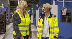 Anja Stommel, CI-Coach und Ideeenmanagerin beim Unternehmen TMD Friction in Hamm (Sieg), läuft mit einer Kollegin durch die Produktion. 