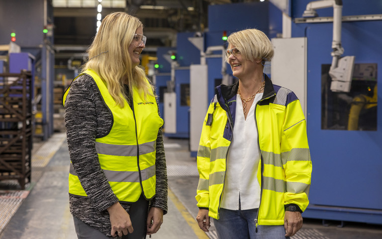 Anja Stommel, CI-Coach und Ideeenmanagerin beim Unternehmen TMD Friction in Hamm (Sieg), läuft mit einer Kollegin durch die Produktion. 