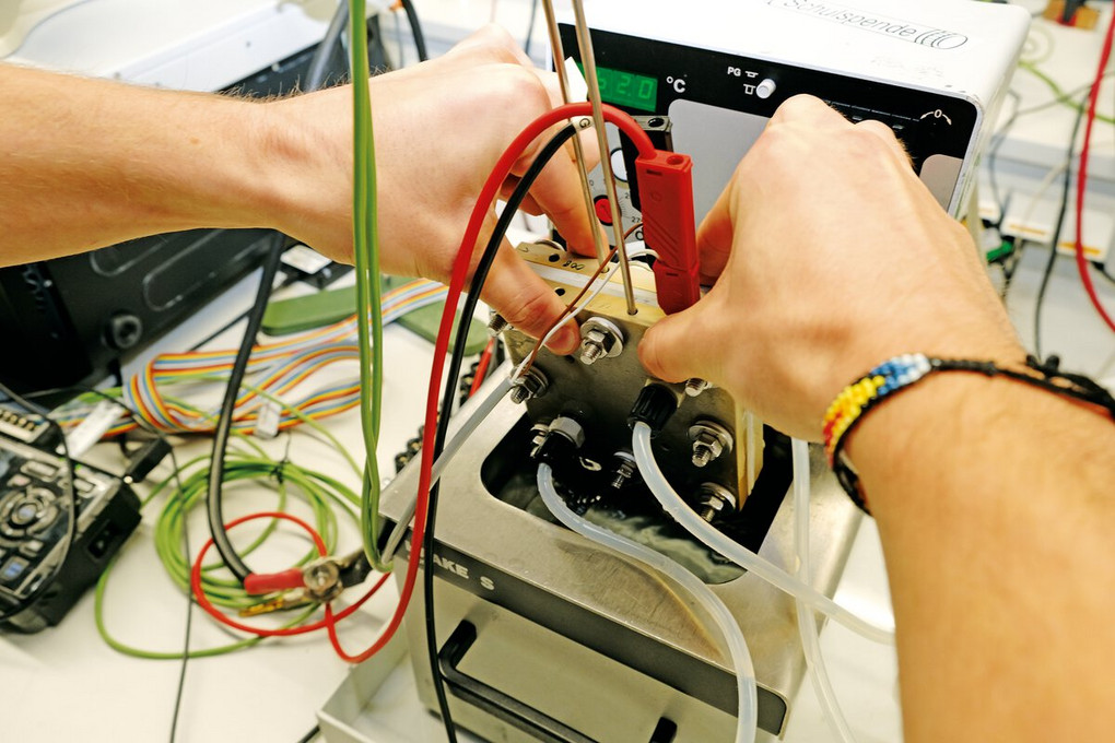 Vorsicht: Die Elektrolysezelle kann bei den Versuchen bis zu 60 Grad heiß werden. Foto: Florian Lang