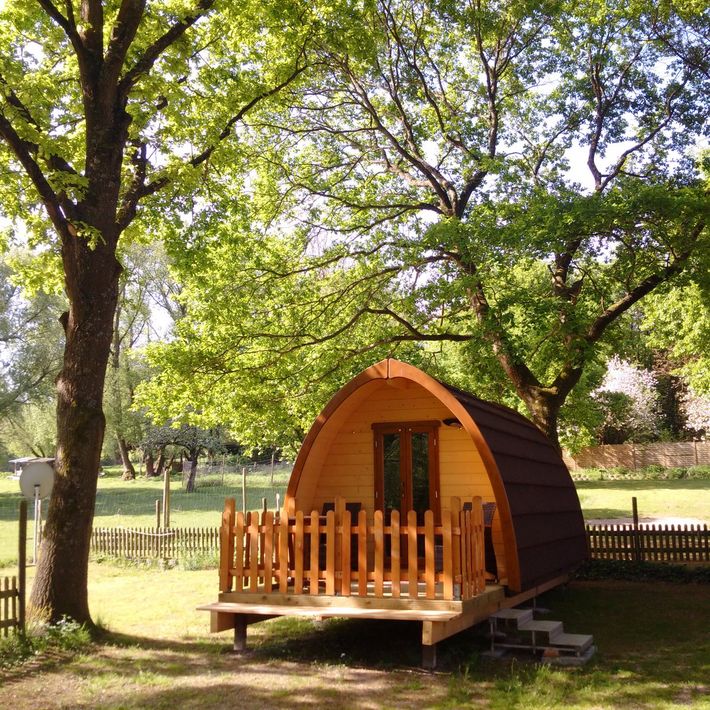 Holzhütte auf dem Campingplatz Schenk. 