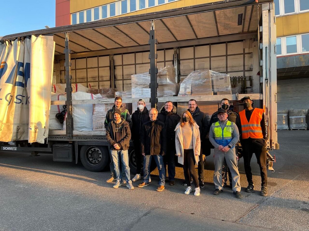 Freiwillige Helfer von Profine verladen Hilfsgüter für die Ukraine