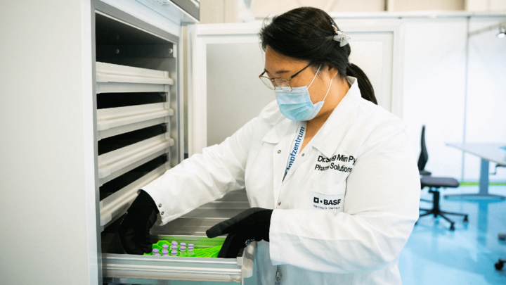 Pharmazeutin Sung Min Pyo im BASF-Impfzentrum. Foto: BASF