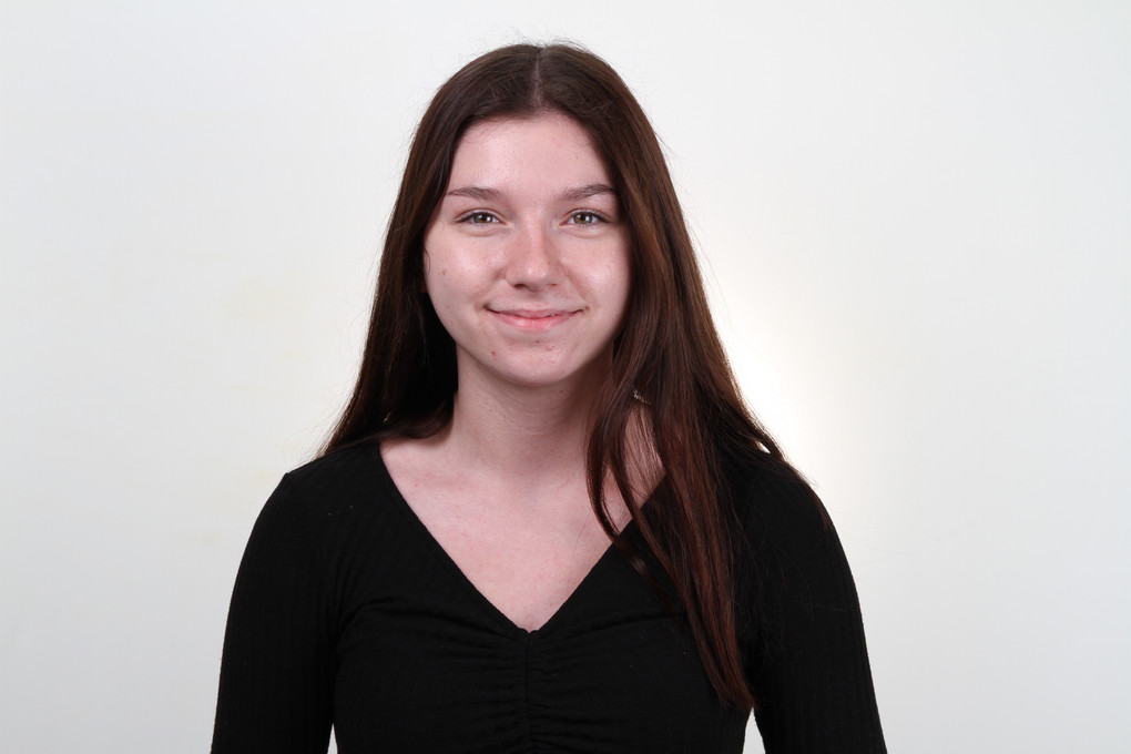 Janina Krebs ist Dualstudentin für Wirtschaftsingenieurwesen bei Profine. Foto: Profine/Raymond Jackson