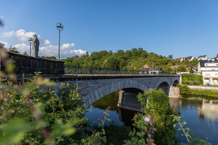 Eine Brücke über einen Fluß.