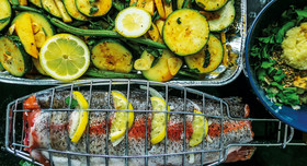 Fisch und Gemüse auf dem Grill. 