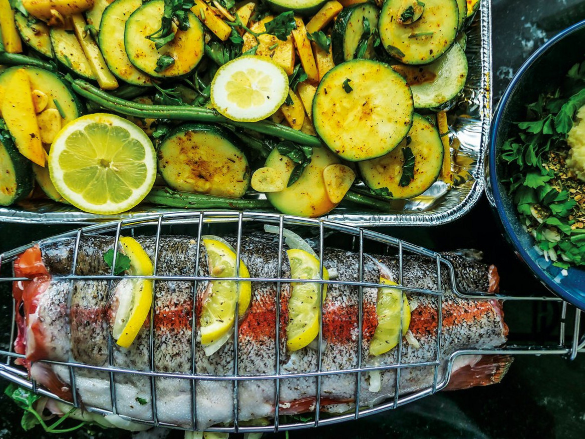 Fisch und Gemüse auf dem Grill. 