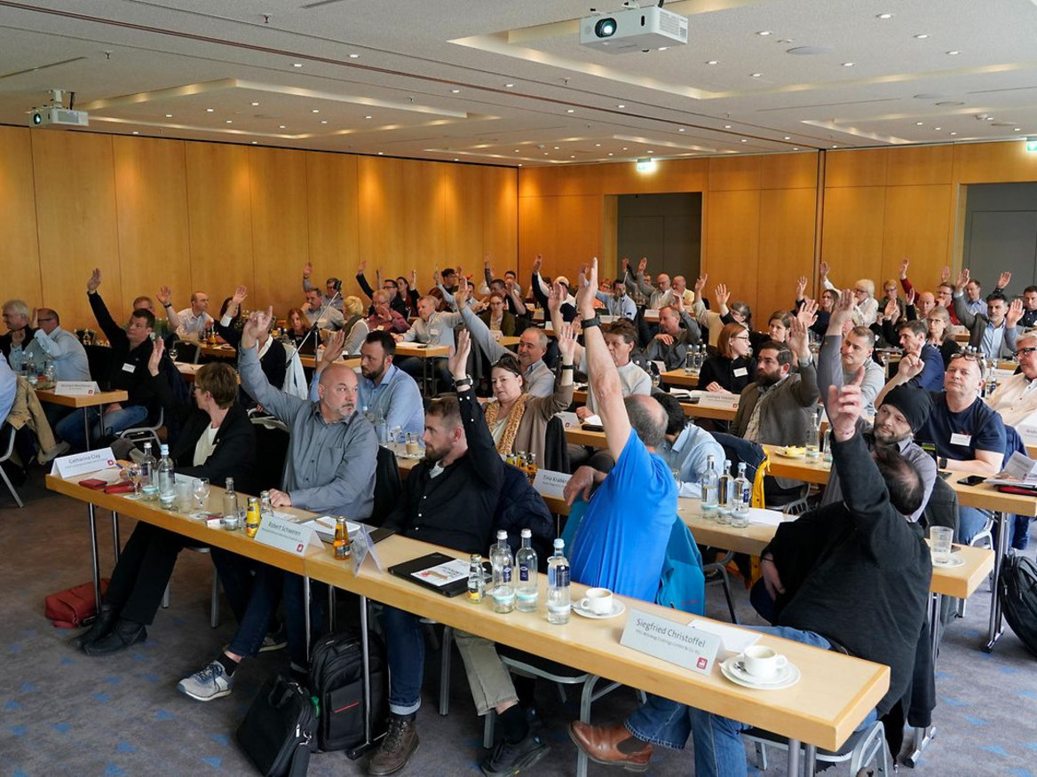 Die Bundestarifkommission stimmt für den Forderungsbeschluss für die Tarifrunde Chemie 2024. Foto: IGBCE