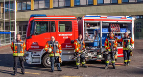 Die Michelin-Werkfeuerwehr Bad Kreuznach steht vor ihrem neuen Fahrzeug