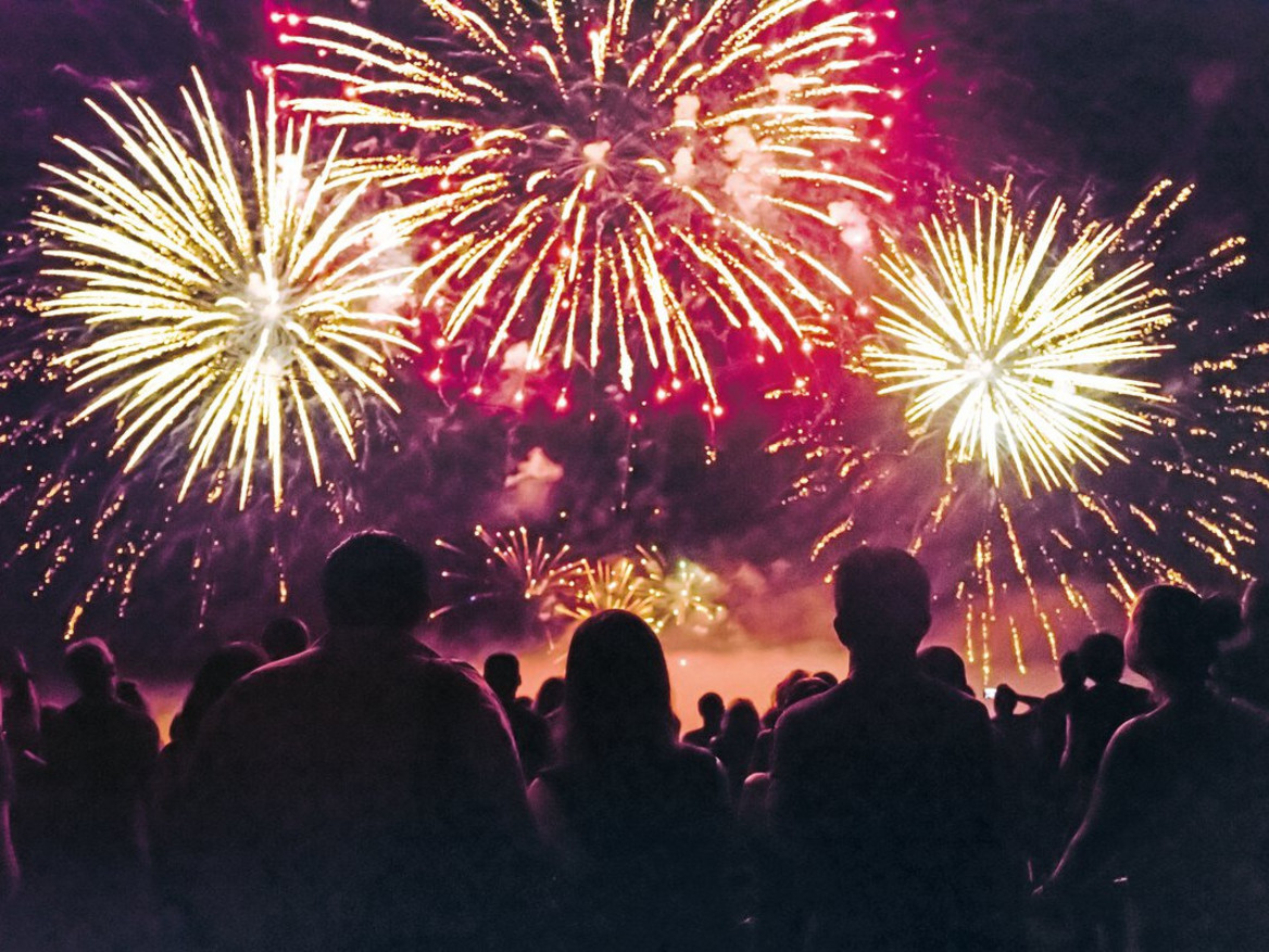 Menschenmenge unter Feuerwerk