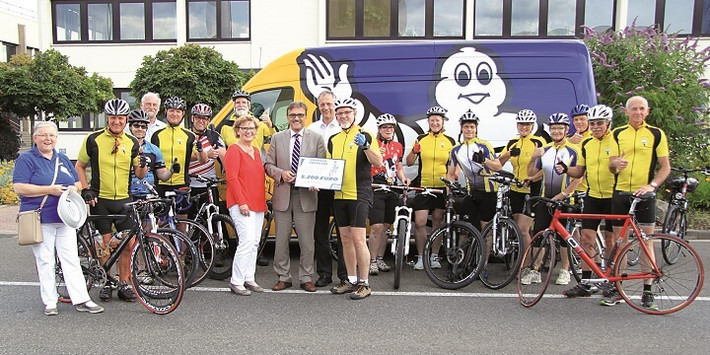 Daumen hoch für den guten Zweck: Michelin verdoppelt die von den Radlern eingefahrenen Spenden.