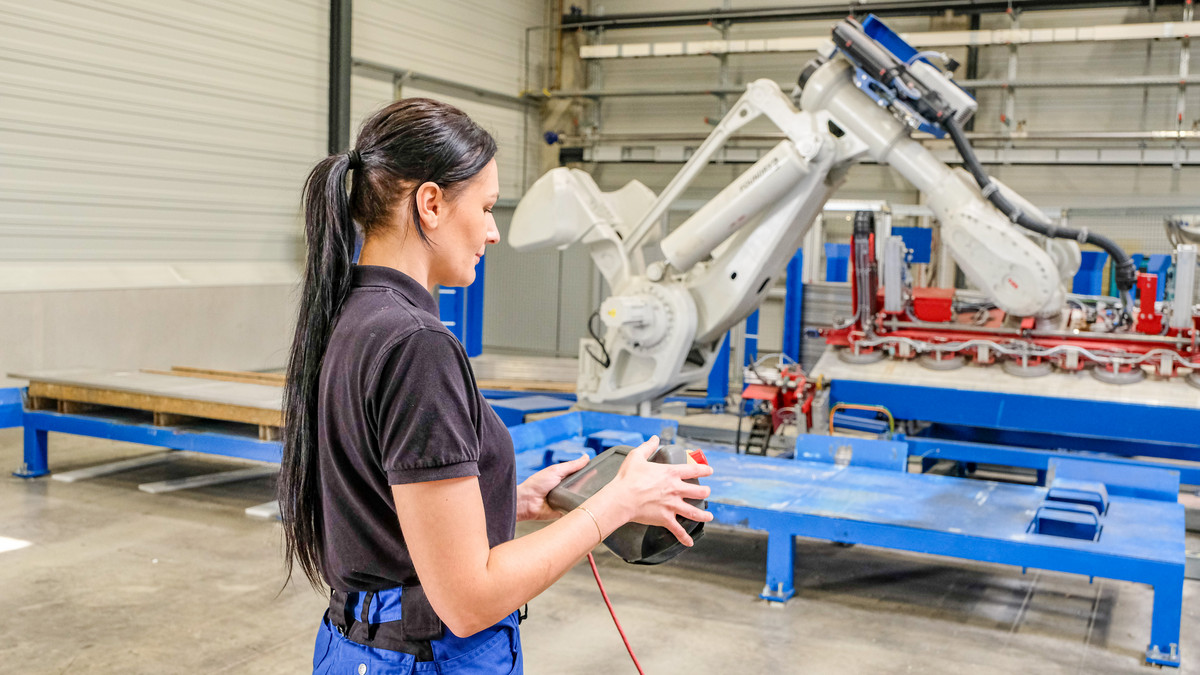 Azubi Oliwia Otwinowska steuert einen Roboter.