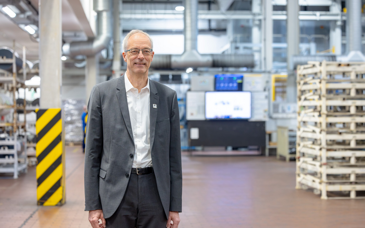 Werkleiter Dr. Michael Bätz bei Renolit in Worms steht in einer Produktionshalle. 
