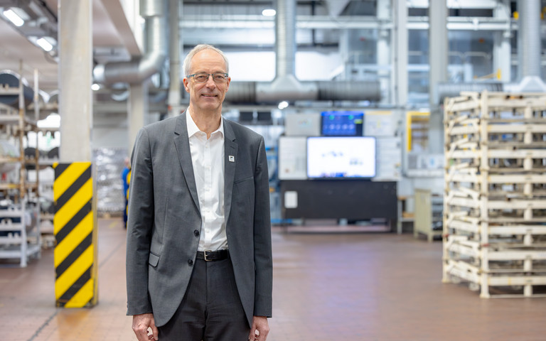 Werkleiter Dr. Michael Bätz bei Renolit in Worms steht in einer Produktionshalle. 