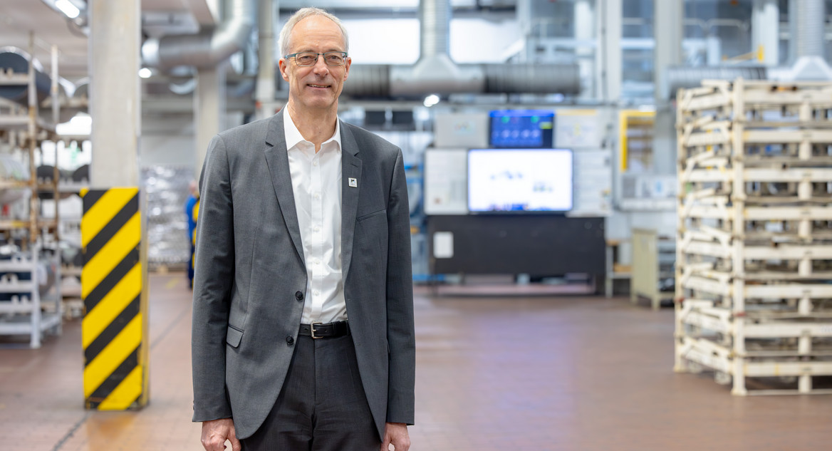 Werkleiter Dr. Michael Bätz bei Renolit in Worms steht in einer Produktionshalle. 