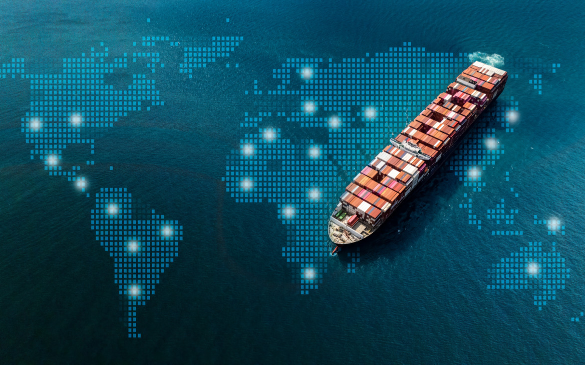 Collage: Ein beladenes Containerschiff auf einer dunklen Weltkarte. Die Kontinente sind mit helleren Pixeln dargestellt und punktuell beleuchtet.