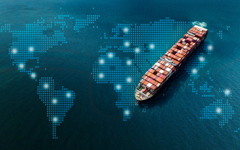 Collage: Ein beladenes Containerschiff auf einer dunklen Weltkarte. Die Kontinente sind mit helleren Pixeln dargestellt und punktuell beleuchtet.