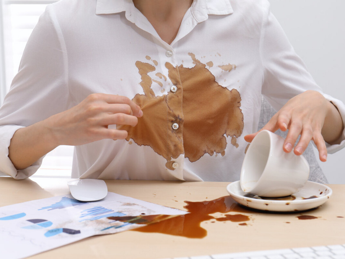 Eine Frau hat eine Tasse Kaffee verschüttet.