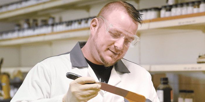 Augenmaß: Laborleiter Bastian Pollak prüft die Viskosität der Farbe. © Peter Wirtz/Dormagen