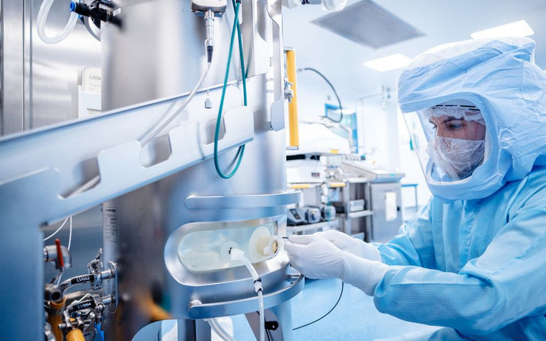 Ein Mann in Schutzkleidung in der Produktion von Biontech. Foto: BionTech