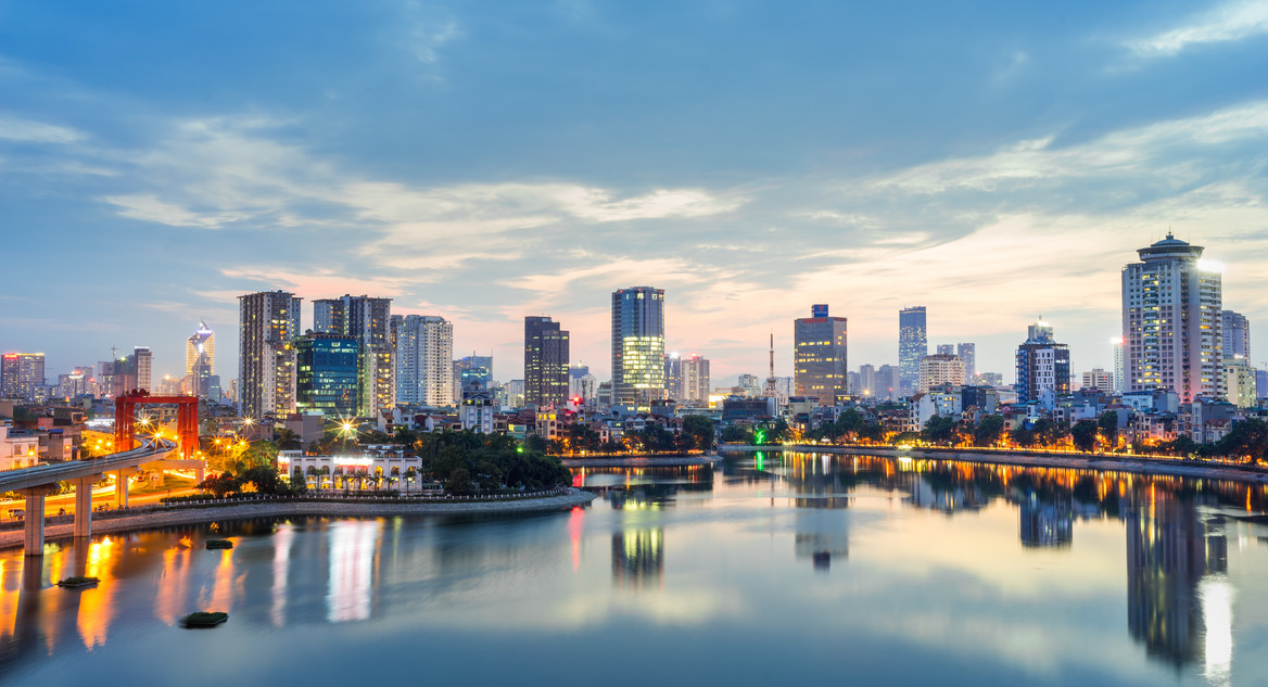 Moderne Skyline von Hanoi in der Dämmerung