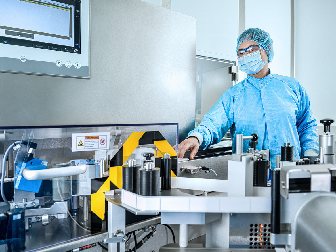 Ein Mitarbeiter stellt Krebsmedizin für klinische Tests her. Foto: Thomas L. Fischer Photographie für Biontech SE