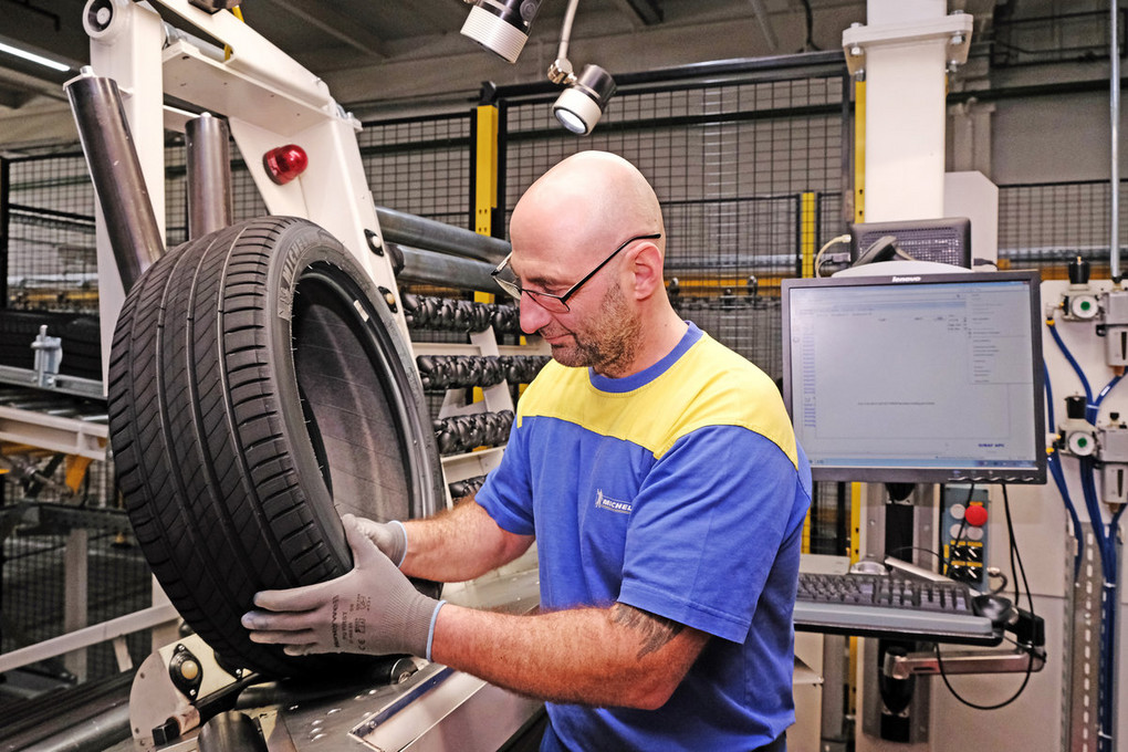 Alt zu Neu: Michelin will bald nur noch Reifen aus nachhaltigem Material bauen. Foto: Lang