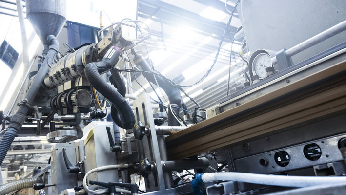 Blick in die Werkhalle: Die Extruderlinien bei Profine schneiden Fensterprofile auf 6,50 Meter Länge.