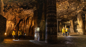 Menschen stehen in einer weitläufigen Höhle