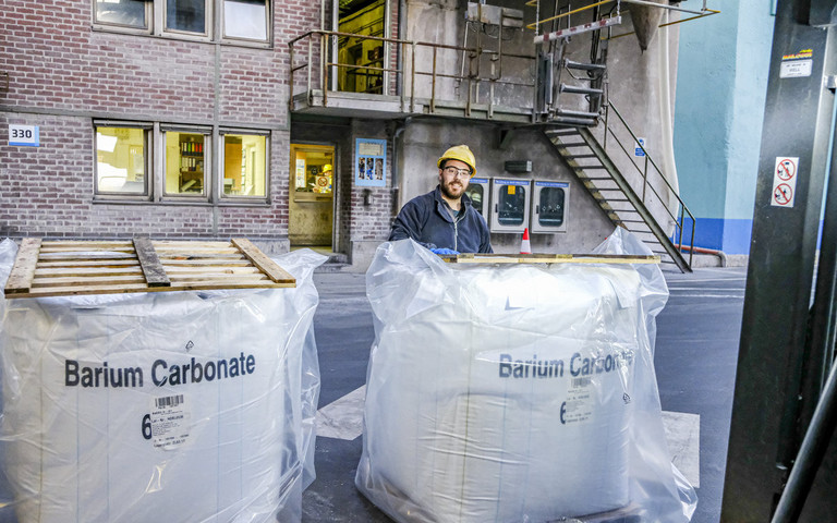 Das Bariumcarbonat wird aus Bad Hönningen an internationale Kunden versandt. Foto: Roth