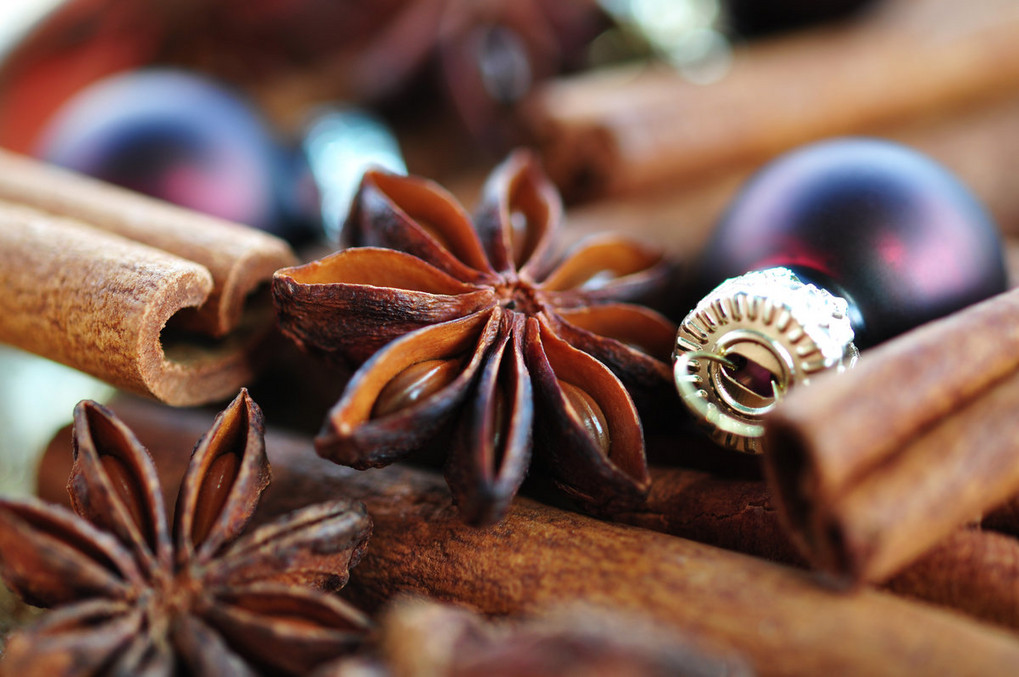 Zimtsterne und andere Leckereien unterm Weihnachtsbaum. Foto stock.adobe.com - photocrew
