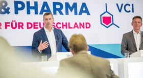 VCI-Präsident Markus Steilemann und VCI-Geschäftsführer Wolfgang Große-Entrup auf dem Podium während der VCI-Halbjahrespressekonferenz am 17. Juli 2025.