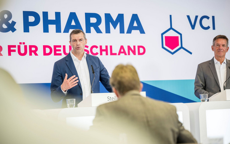 VCI-Präsident Markus Steilemann und VCI-Geschäftsführer Wolfgang Große-Entrup auf dem Podium während der VCI-Halbjahrespressekonferenz am 17. Juli 2025.