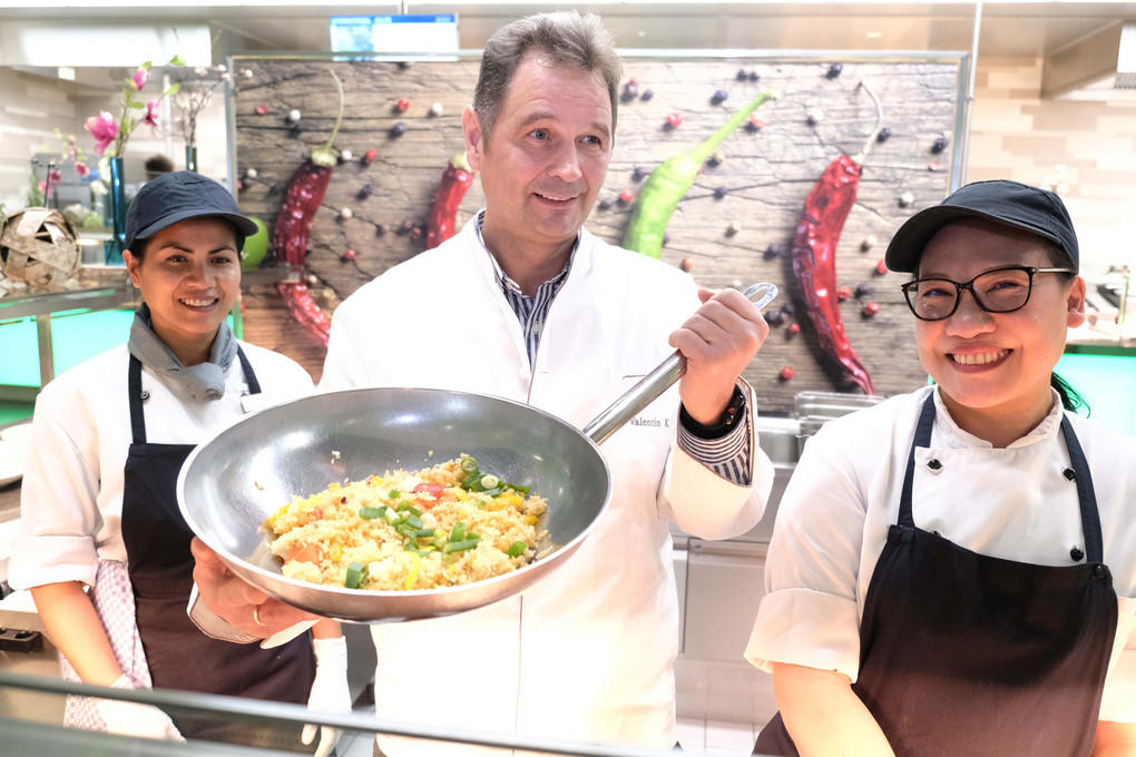 Frisch aus dem Wok: Die asiatischen Gerichte werden in der Kantine vor den Augen der Mitarbeiter zubereitet. Foto: Florian Lang