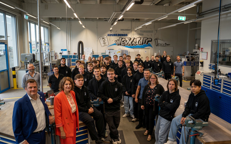 Auszubildende und dual Studierende der Renolit-Standorte in Worms und Frankenthal mit ihren Ausbildenden.