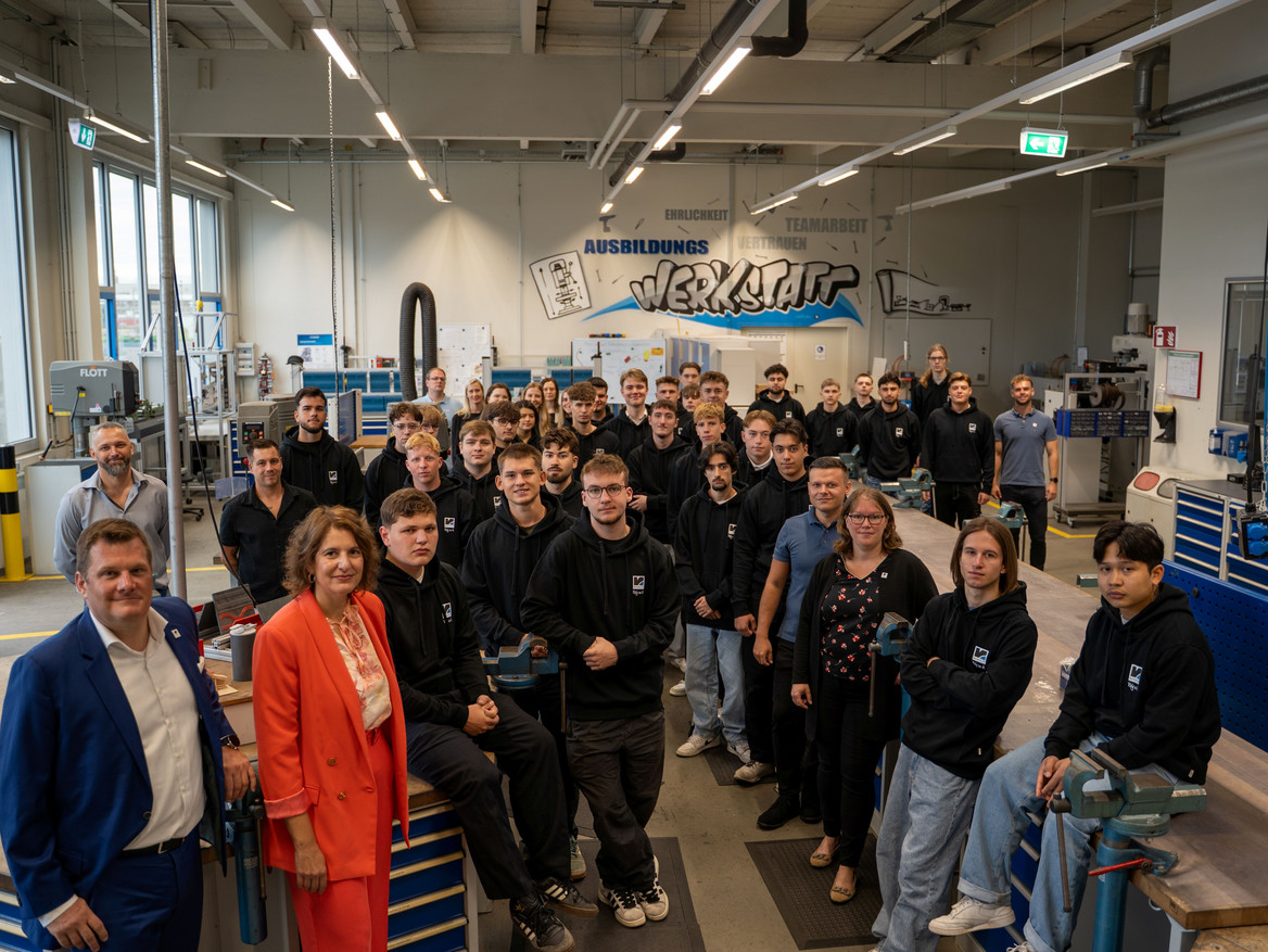 Auszubildende und dual Studierende der Renolit-Standorte in Worms und Frankenthal mit ihren Ausbildenden.