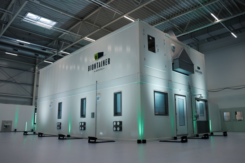 Der erste „Biontainer“ von Biontech aus Mainz.